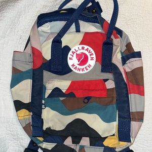 FJALLRAVEN KANKEN MINI BACKPACK - CAMO MULTI COLOR UO